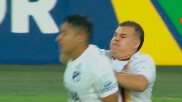 Hincha invade la cancha, agrede a jugador y recibe respuesta: suspenden Tolima - Millonarios por violento incidente | VIDEO
