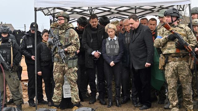 Von der Leyen y Borrell llegan a Kiev y visitan una fosa común en Bucha