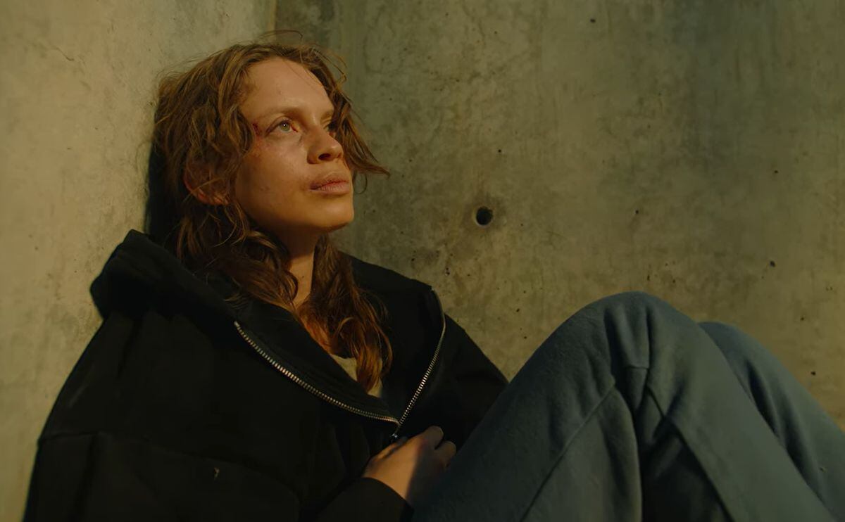 Jacinta pasa penurias tras vivir muchos años en un orfanato del que escapa por los abusos que sufre en "Las hermanas Guerra" (Foto: Malule Entertainment / Mar Abierto Productions)