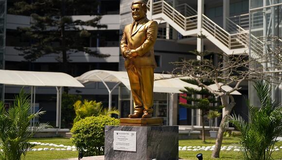 La estatua en tamaño real de César Acuña develada en el local de la Universidad César Vallejo de Trujillo. (Foto: Facebook Humberto Acuña Peralta)