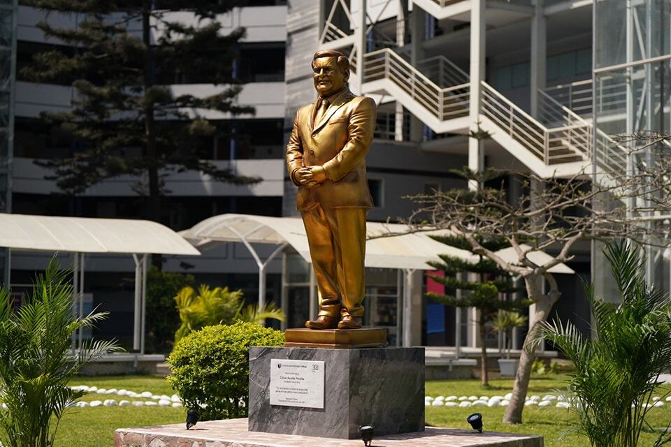 La estatua en tamaño real de César Acuña develada en el local de la Universidad César Vallejo de Trujillo. (Foto: Facebook Humberto Acuña Peralta)
