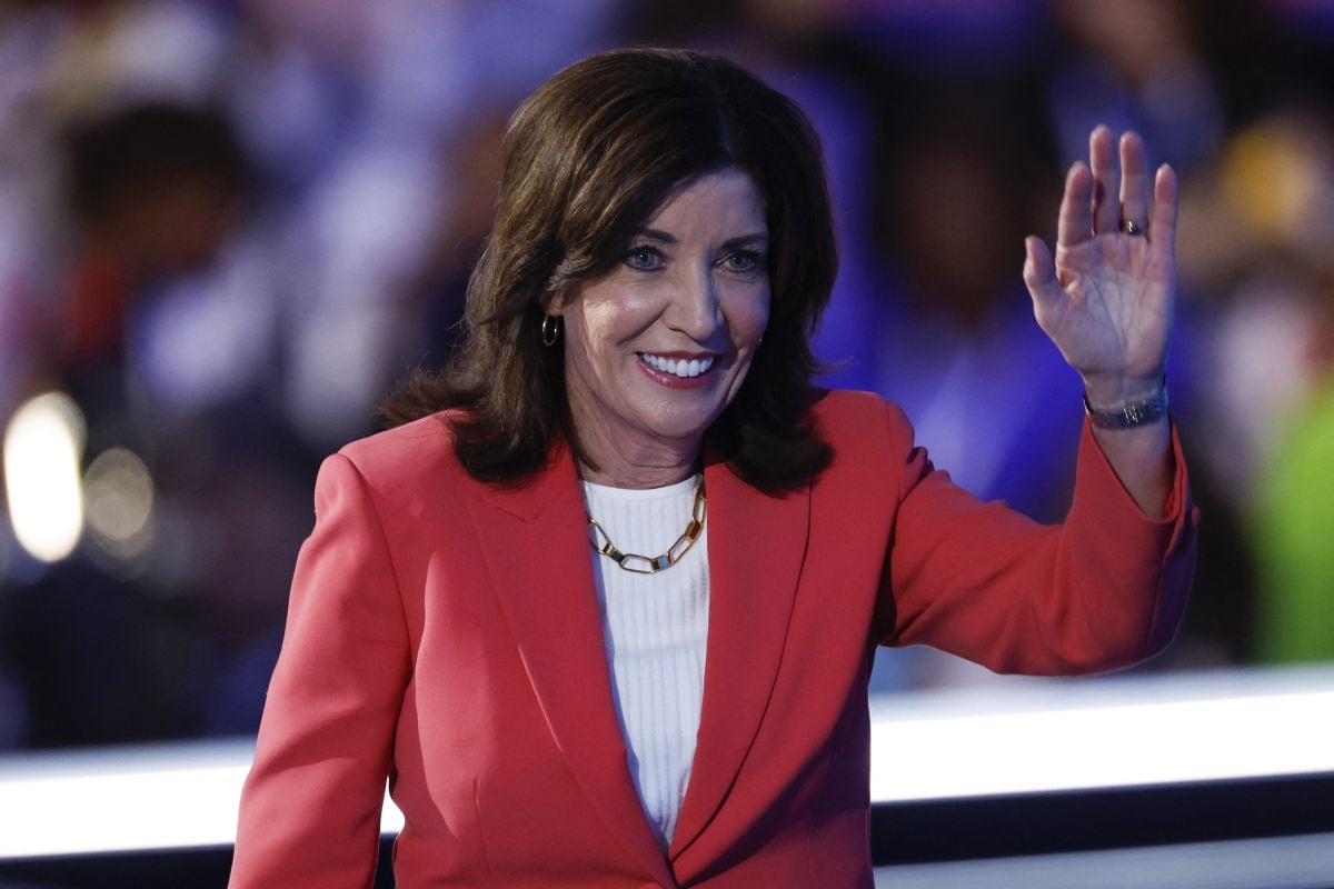 La gobernadora de Nueva York, Kathy Hochul, considera que este dinero apoyará en algo los gastos de las familias, los cuales de han elevado por la inflación (Foto: Kamil Krzaczynski / AFP)