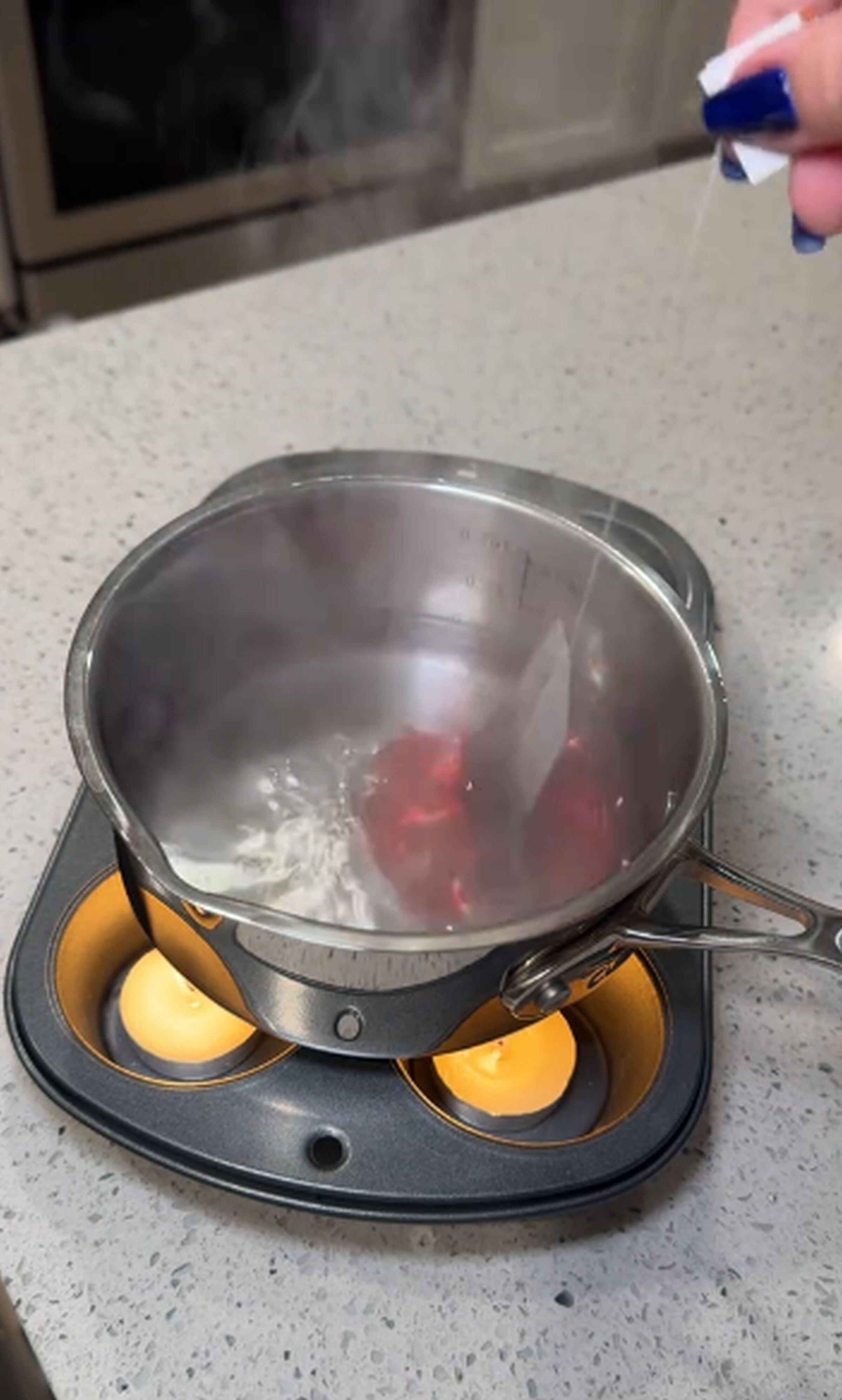 Tienes la posibilidad de usar un molde para cupcakes y velas para simular una estufa y así poder hervir agua o preparar pequeños alimentos. (Foto: @alimomlife / TikTok)