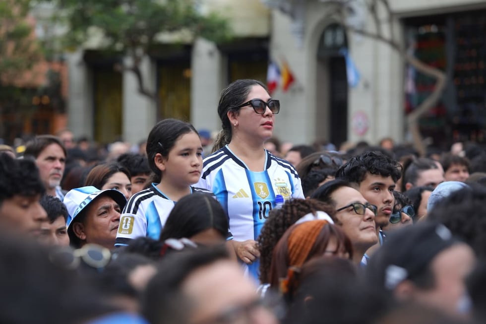 Cientos de limeños y residentes argentinos en Lima se concentran en el parque Kennedy de Miraflores y bares aledaños para disfrutar de la Final del Mundial 2026 que disputan Argentina y España. Fotos: Antonio Melgarejo/ @photo.gec