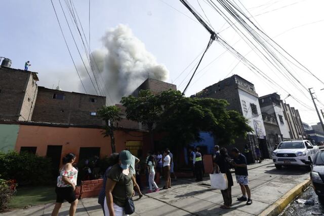 El siniestro ha sido catalogado de código 2, por lo que se requiere de varias unidades de bomberos para su control. (Foto: Lenin Tadeo / @photo.gec)