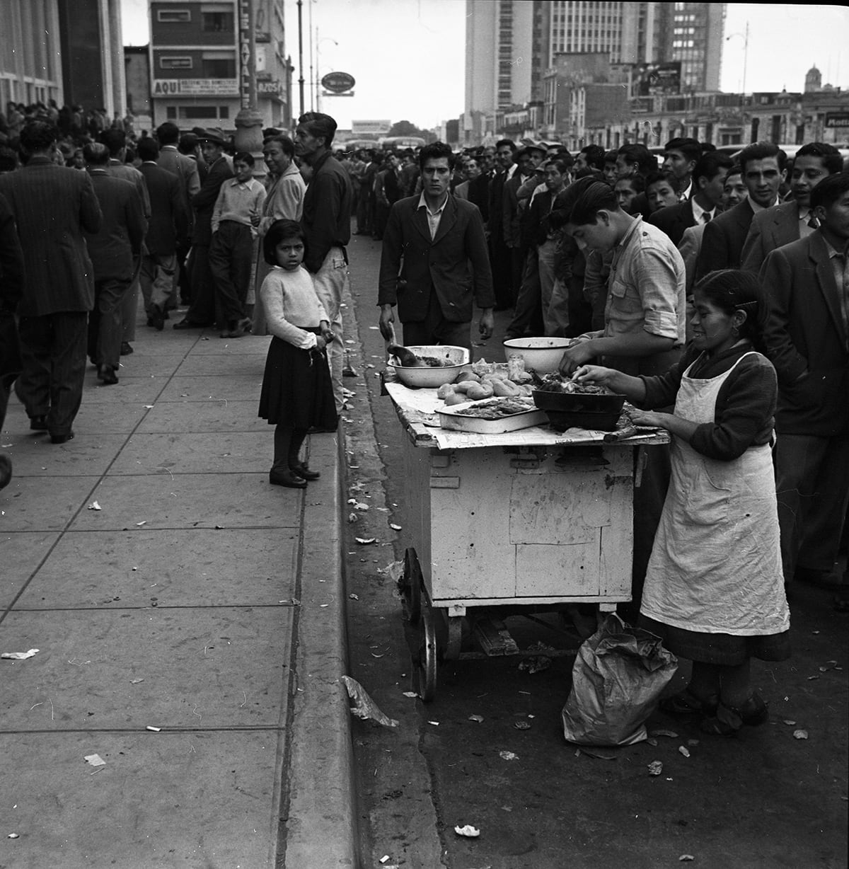 Había colas interminables, pero siempre se podía encontrar un momento para un gustito callejero en los años 50. (Foto: Archivo Histórico de El Comercio)