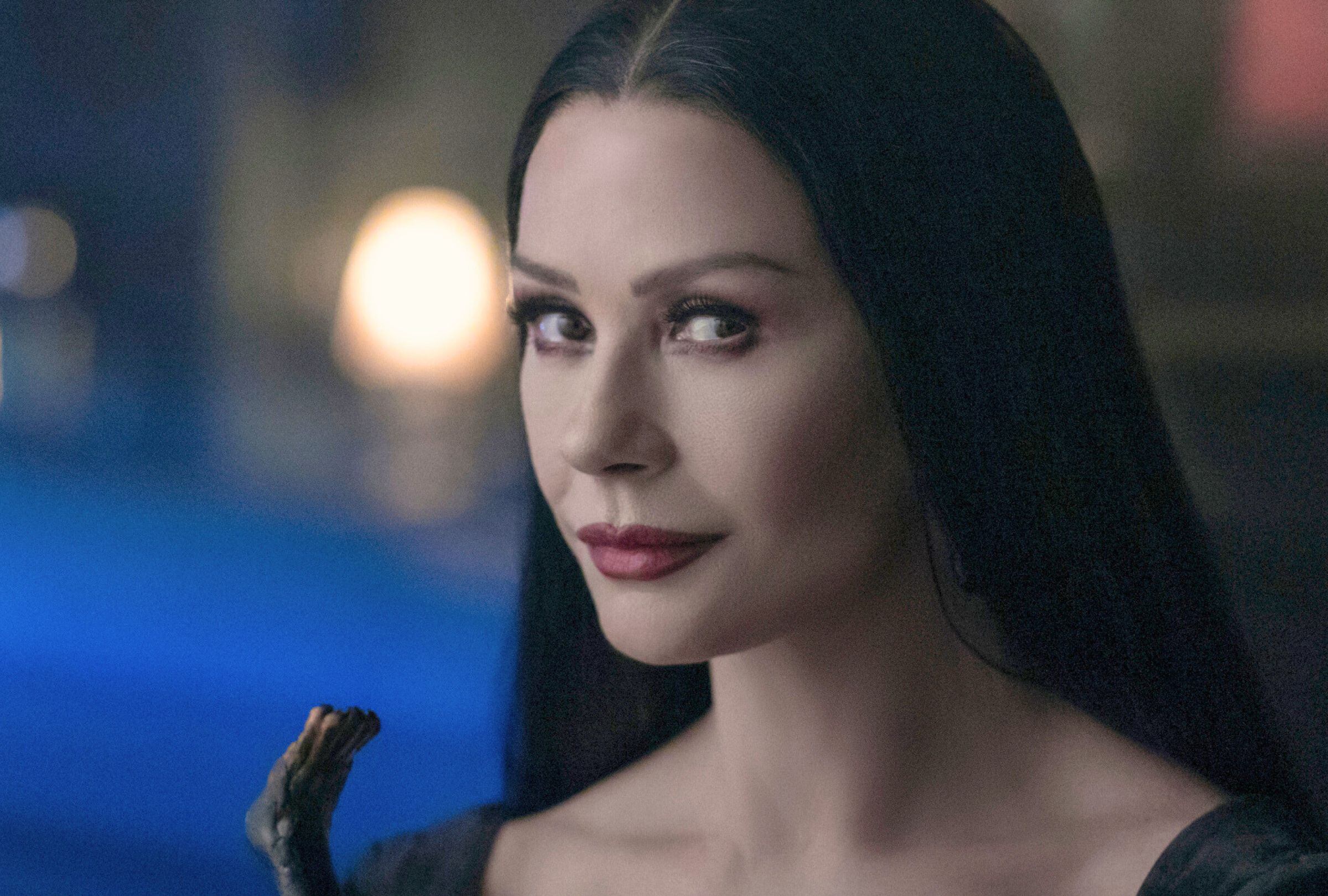 La reconocida actriz Catherine Zeta-Jones interpreta a Morticia Addams en "Wednesday". Aquí, en una escena de la temporada 2 de la serie (Foto: Netflix)