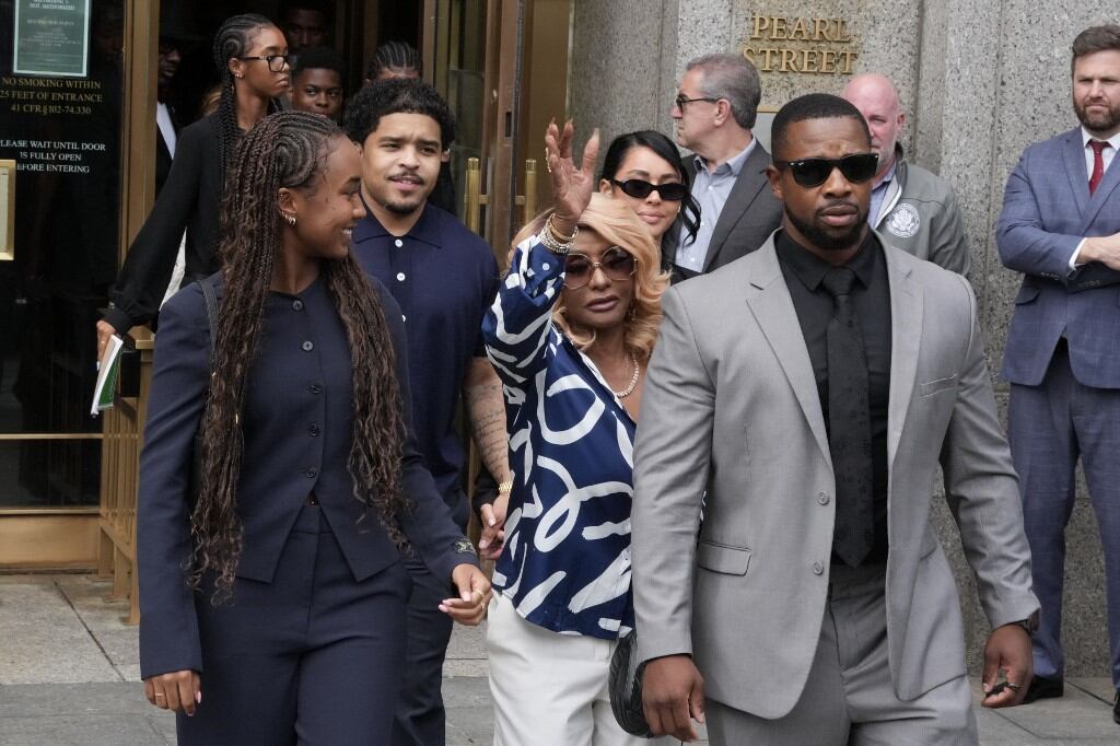 La familia de Sean ‘Diddy’ Combs se retira del juzgado, visiblemente satisfecha por el veredicto del jurado. (Foto: TIMOTHY A. CLARY / AFP)