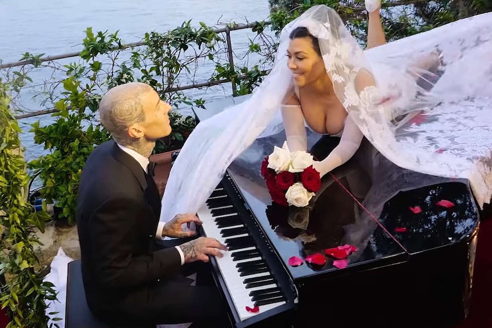 Travis tocando el piano frente a su flamante esposa, Kourtney Kardashian. (Hulu)