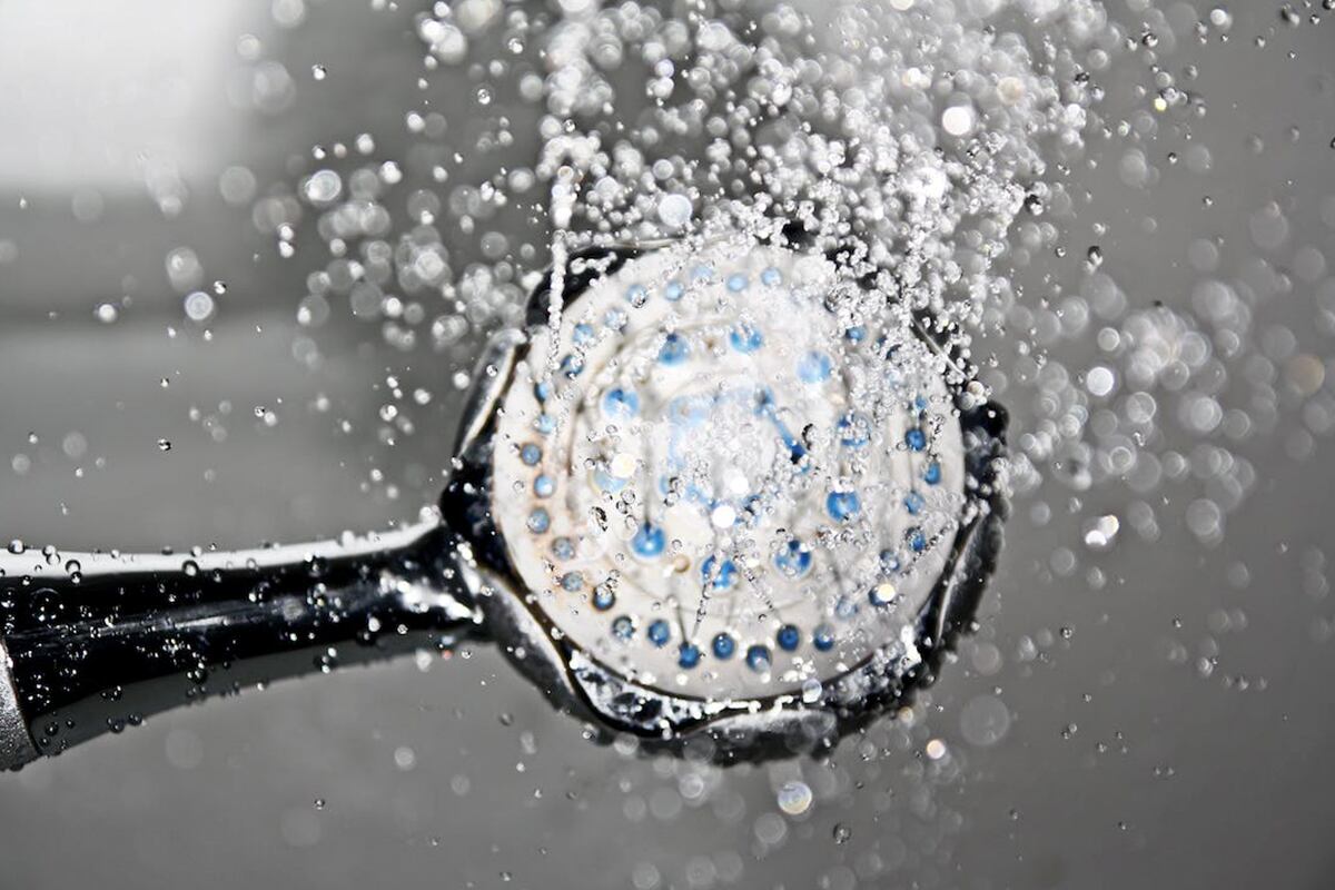 Si pones un balde al lado mientras te duchas, lograrás reunir agua que podrás reutilizar (Foto: @Pixabay)