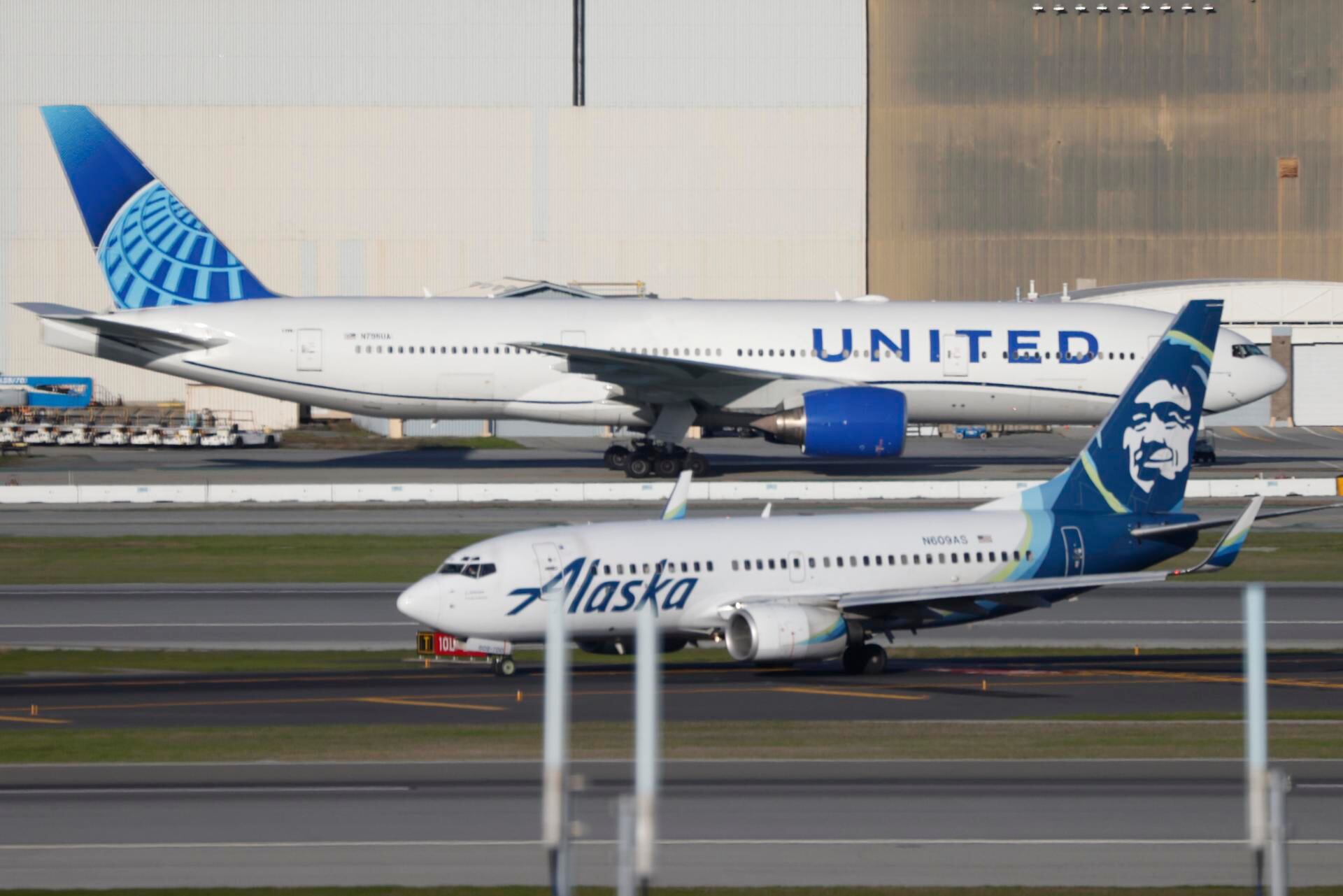 Un avión de Alaska Airlines cerca de otro de United Airlines en el Aeropuerto Internacional de San Francisco (SFO), el 8 de enero de 2024. (EFE/EPA/JUAN G. MABANGLO).
