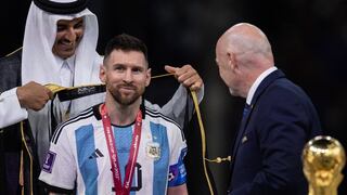 ¿Qué le pusieron a Messi cuando recibió la Copa del Mundo? 