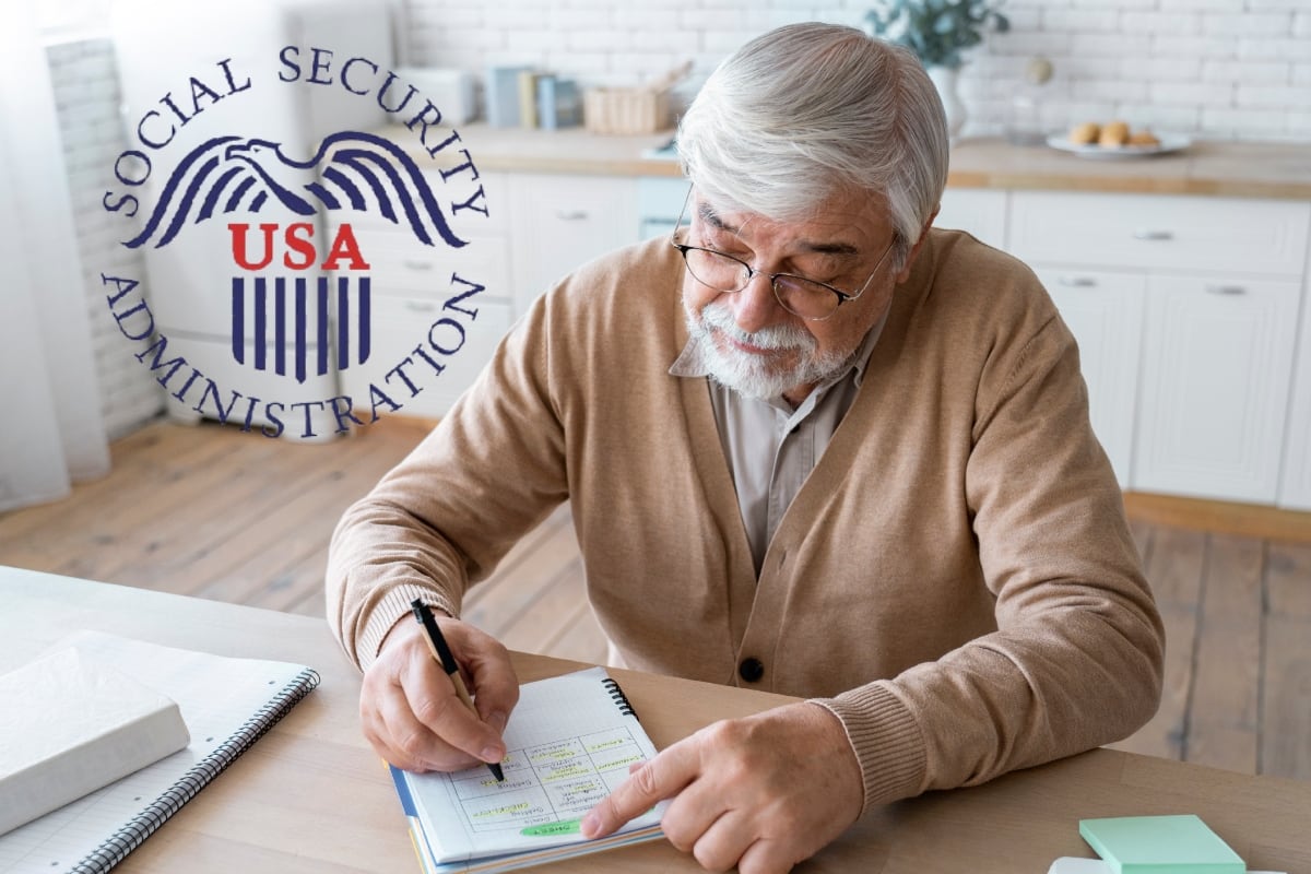 Un adulto mayor tomando apuntes sobre una mesa. (Foto: Freepik)