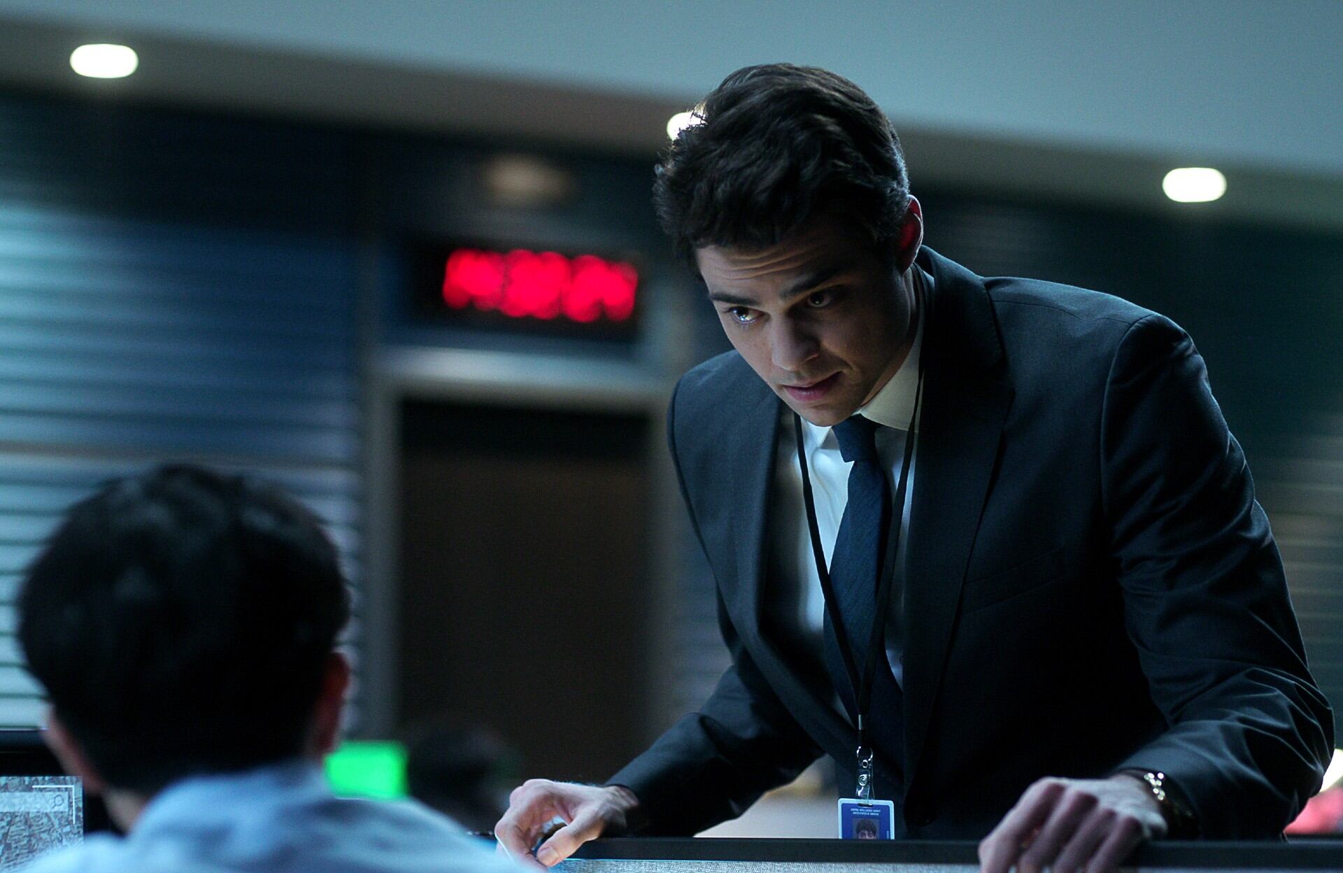 Owen (Noah Centineo) tratando de de conseguir información sobre Max en "El novato" (Foto: Netflix)