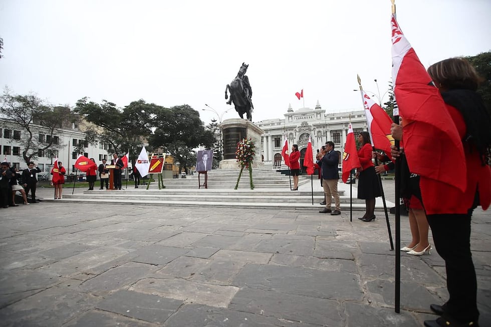 La bancada de Perú Libre, encabezada por su vocero Flavio Cruz y el legislador Waldemar Cerrón, en ceremonia de homenaje a Jaime Cerrón. (Foto: GEC)