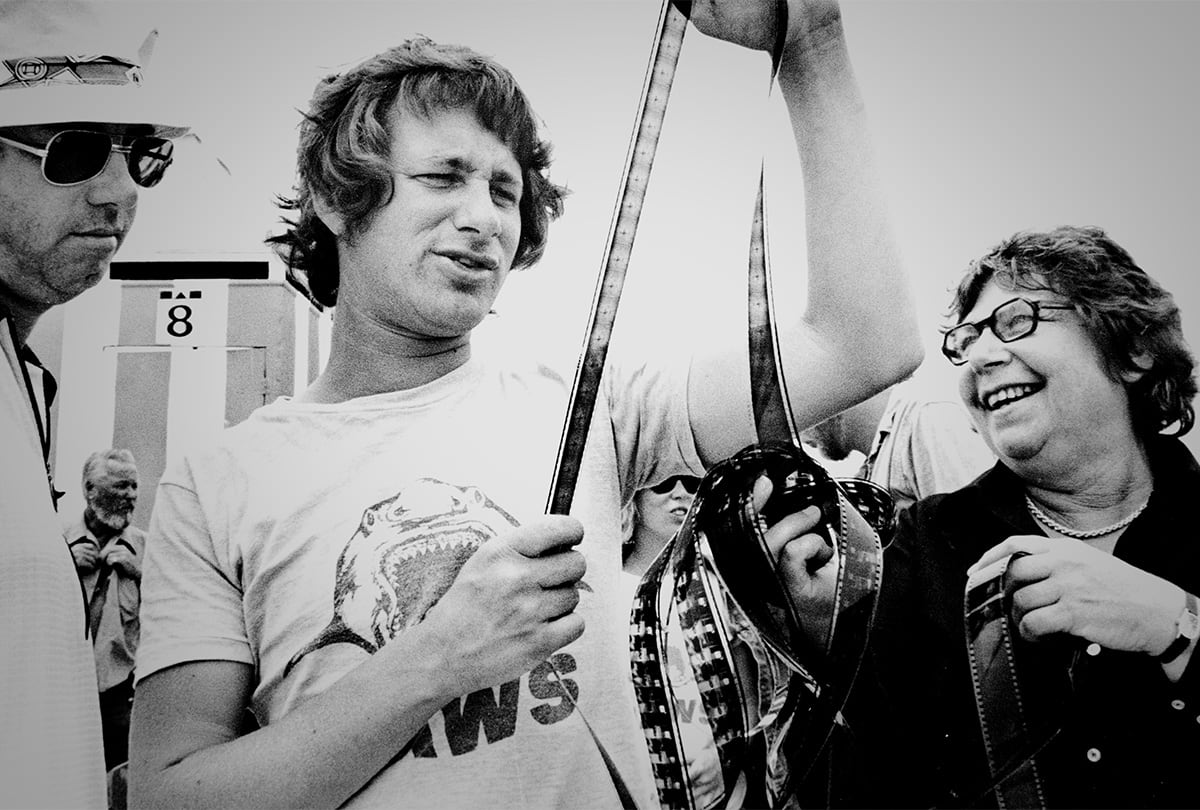 Steven Spielberg revisa una película durante el rodaje de "Jaws" en 1974.