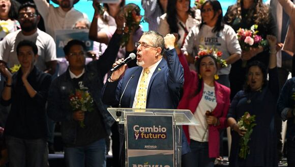 El candidato presidencial guatemalteco por el partido Semilla, Bernardo Arévalo, pronuncia un discurso durante el cierre de su campaña en la Plaza Central de la Ciudad de Guatemala el 16 de agosto de 2023. (Foto de Luis Acosta / AFP)