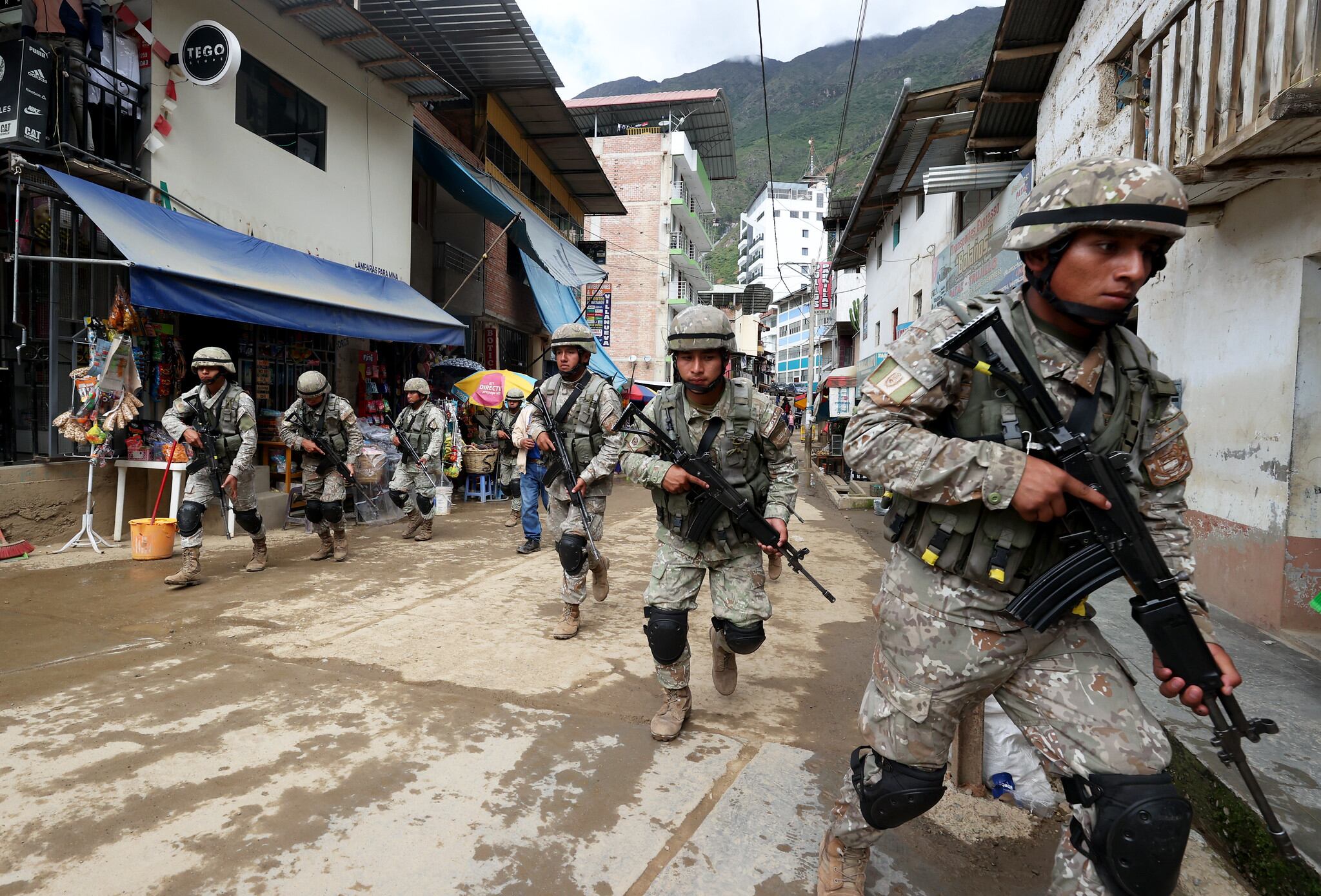 Poderosa ha improvisado en Hualanga una base para las fuerzas armadas en tanto dure el estado de emergencia en Pataz. Los militares y policías mantienen el orden en la superficie pero no en los túneles, donde mineros ilegales y fuerzas de seguridad de la minera combaten día tras día.