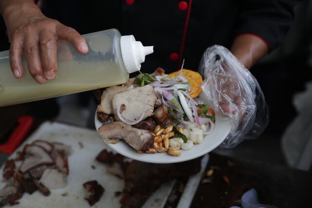El camposanto también fue espacio para la venta de platos típicos. Foto: Julio Reaño/@photo.gec