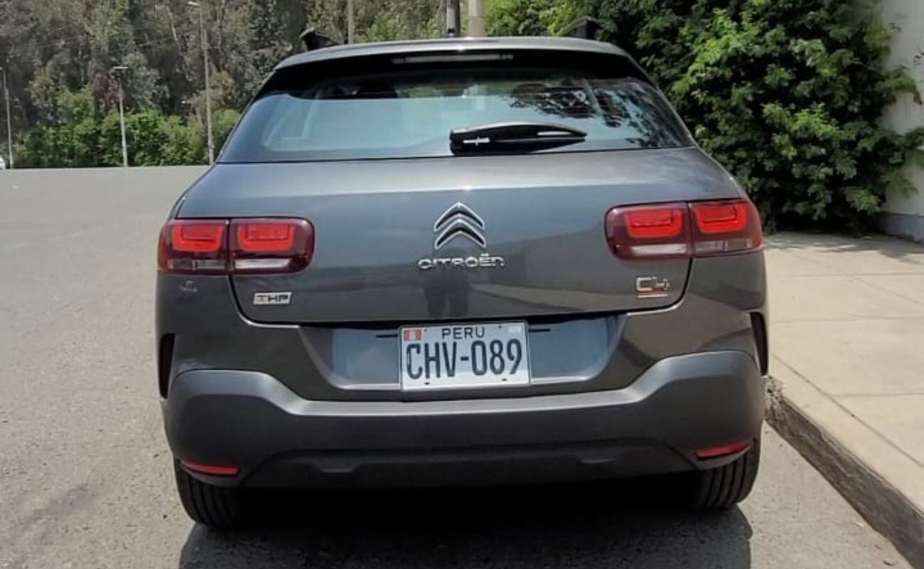 En la zaga, cuenta con un gran spoiler con una tercera luz de freno. (Foto: Fernando Roca Canales)