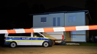 Hallan muertos a dos adultos y tres niñas con heridas de bala y puñaladas en una casa de Alemania