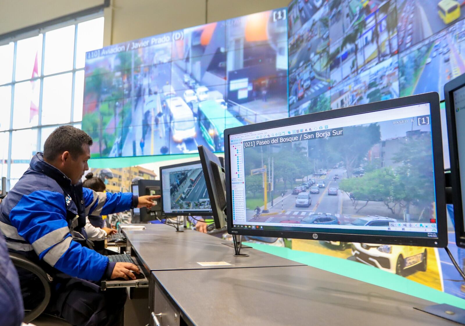 Fiscalización electrónica desde la central de San Borja. Foto: ATU.