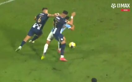 El delantero de Sporting Cristal cayó en área de Alianza Lima, pero no se sancionó penal a favor de los celestes.