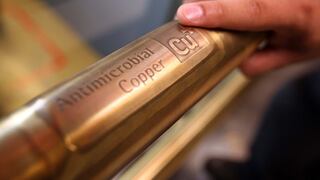 Precio del cobre se ubica en US$7.322 y se aleja de cotizaciones récord