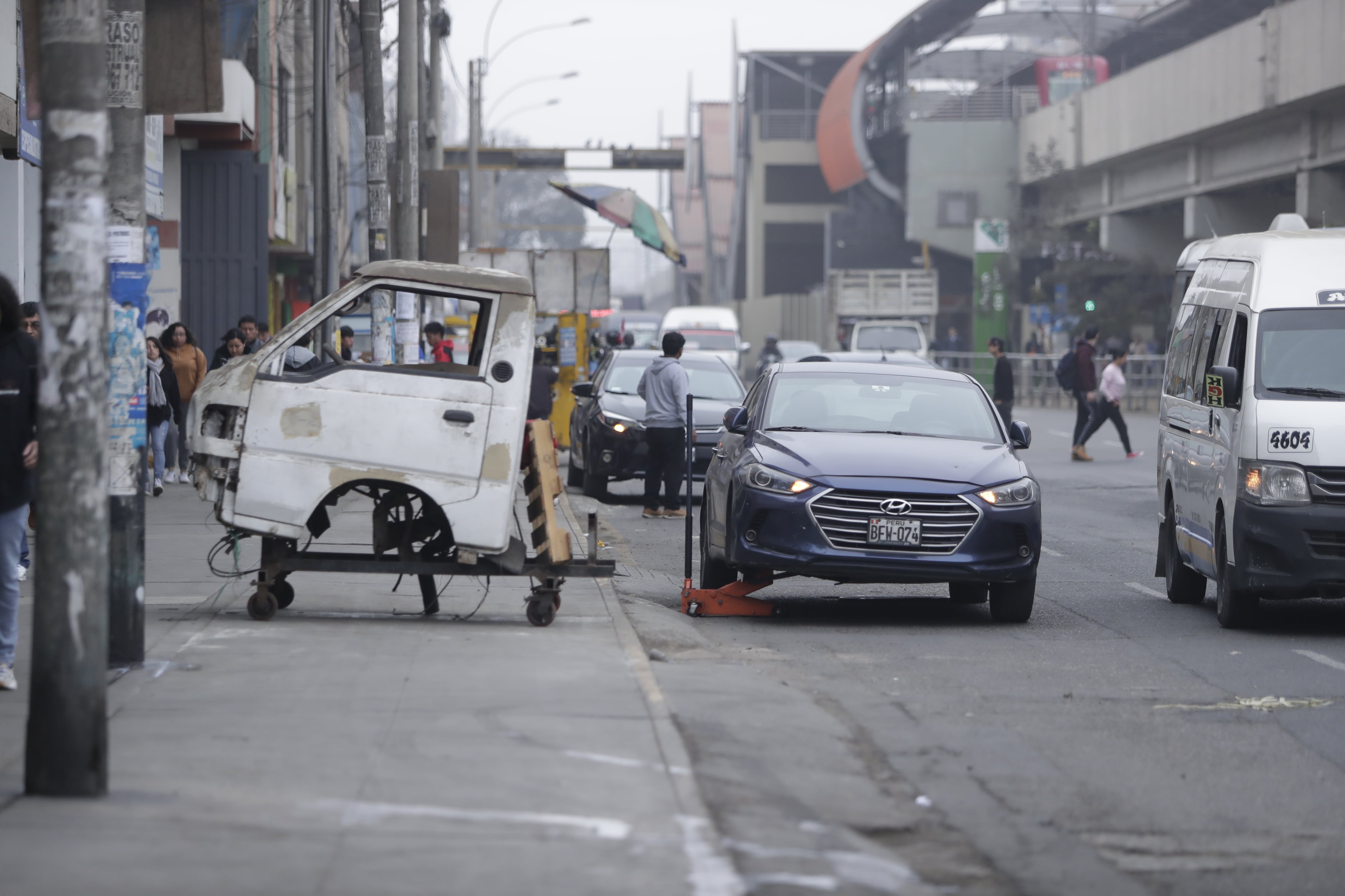 Vehículos reciben asistencia mecánica en plena vía pública. Foto: Hugo Pérez.
