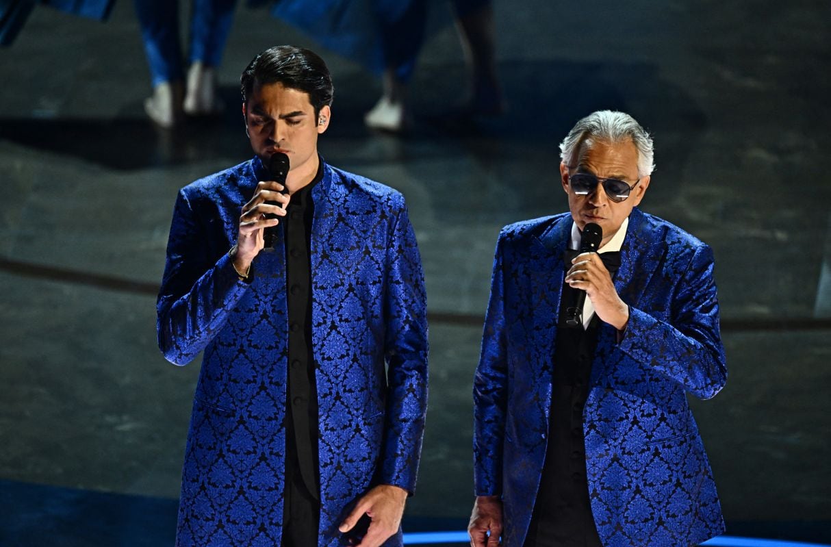 Así fue la emotiva presentación de Matteo y Andrea Bocelli en el “In Memoriam”. (Foto: Patrick T. Fallon / AFP)