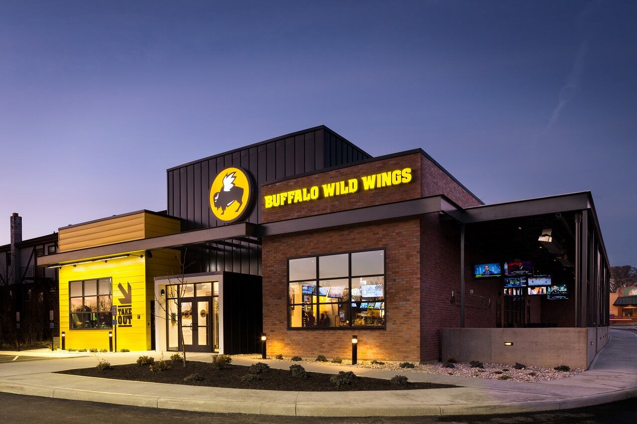 Buffalo Wild Wings se especializa en alitas de búfalo y otros platillos de bar deportivo (Foto: AFP)