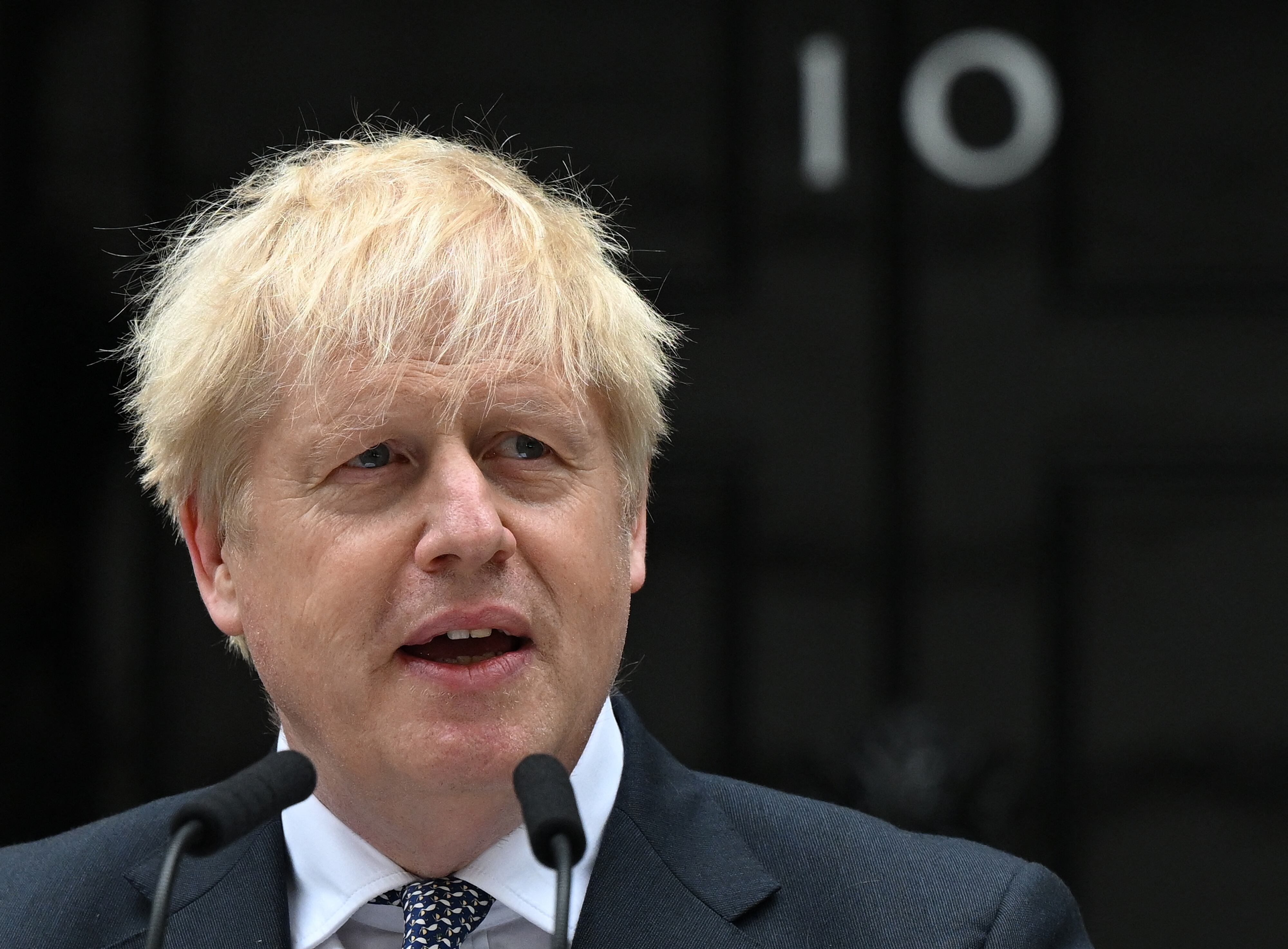 El entonces primer ministro británico, Boris Johnson, hace una declaración frente al número 10 de Downing Street en el centro de Londres. (Foto: JUSTIN TALLIS / AFP)