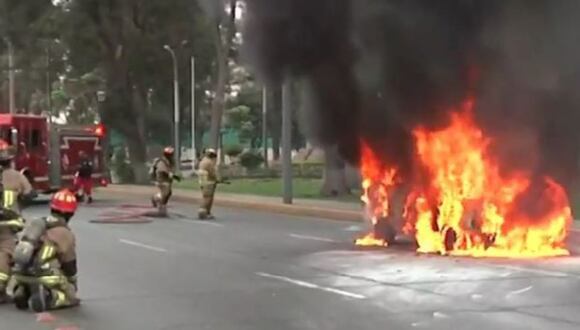 Auto se incendió en la cuadra 4 de la avenida Petit Thouars. (Foto: Captura/Buenos Días Perú)