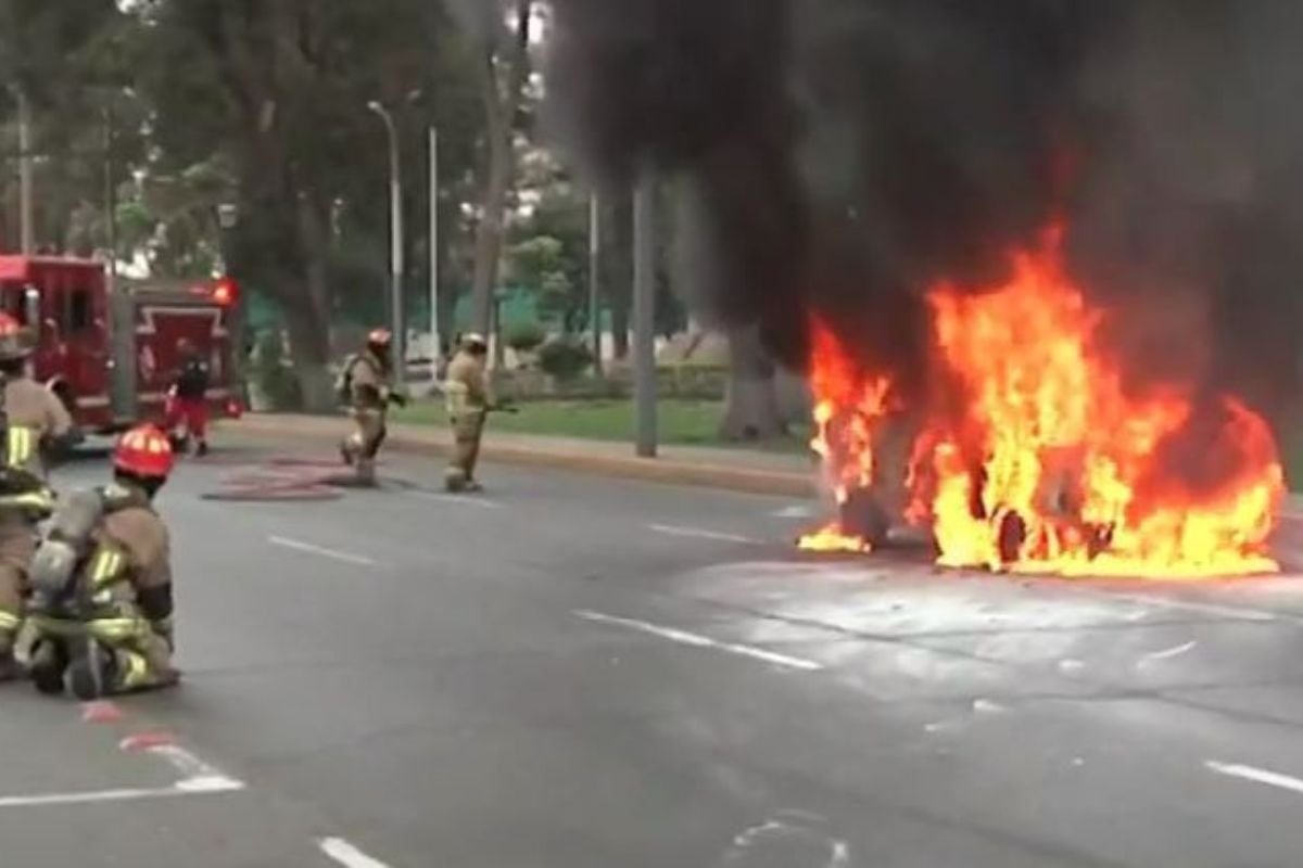 Auto se incendió en la cuadra 4 de la avenida Petit Thouars. (Foto: Captura/Buenos Días Perú)