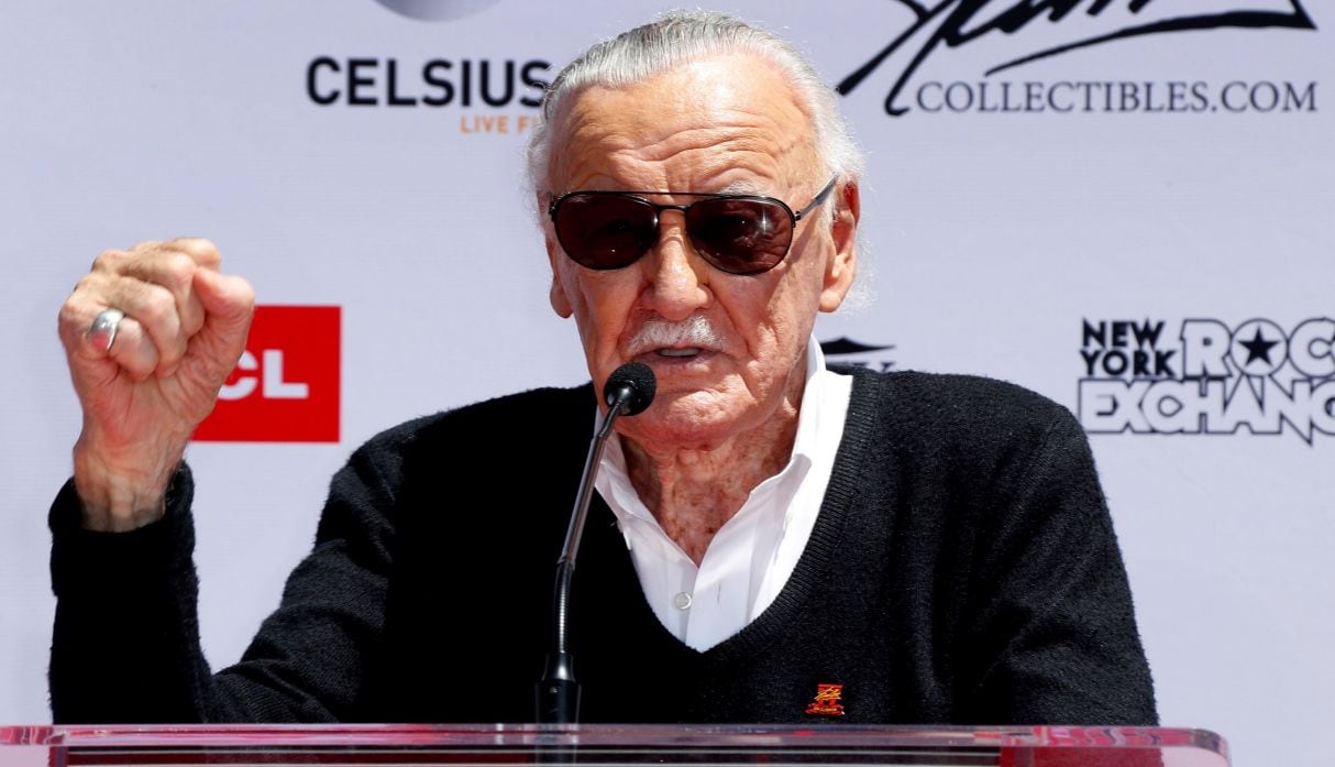 "Deadpool & Wolverine" recuerda a Stan Lee a través de una caricatura en un cartel publicitario (Foto: EFE)