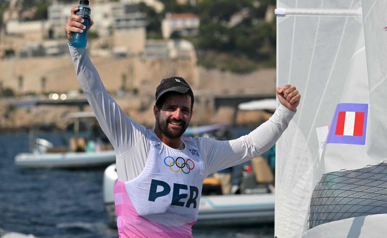 Bronze medallist Peru's Stefano Peschiera celebrates after the medal race of the Men’s ILCA 7 single-handed dinghy event during the Paris 2024 Olympic Games sailing competition at the Roucas-Blanc Marina in Marseille on August 7, 2024. (Photo by NICOLAS TUCAT / AFP)