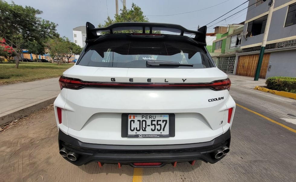 Las luces traseras son LED y la filma lumínica cubre el portón de lado a lado. (Foto: Fernando Roca)