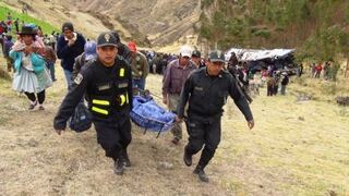 Al menos 10 muertos deja caída de cúster a abismo en Cajatambo