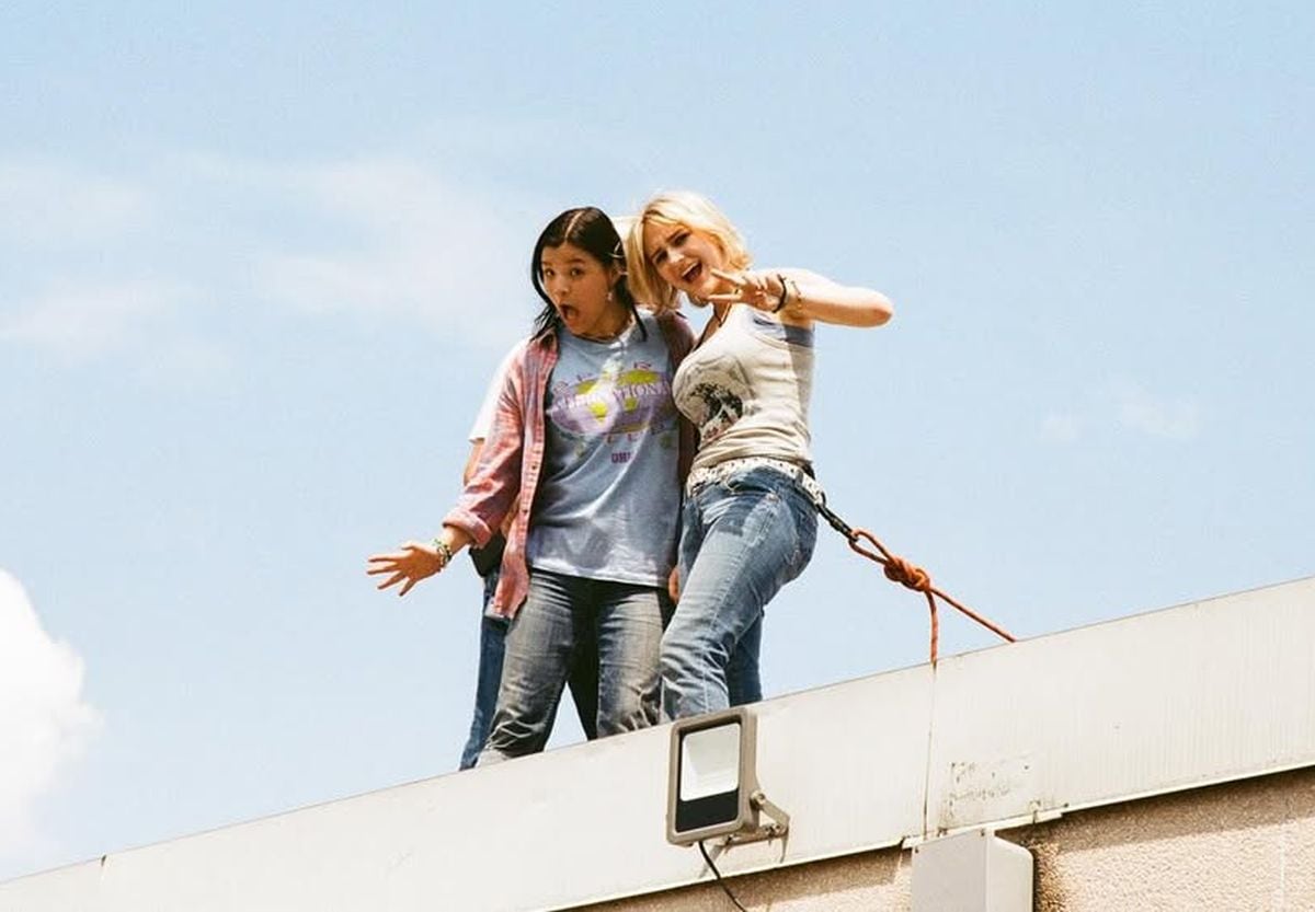 Las actrices Sydney Topliffe y Alyvia Alyn Lind interpretando a Abbie y Leila en "Incontrolables". Aquí durante las grabaciones (Foto: Netflix)