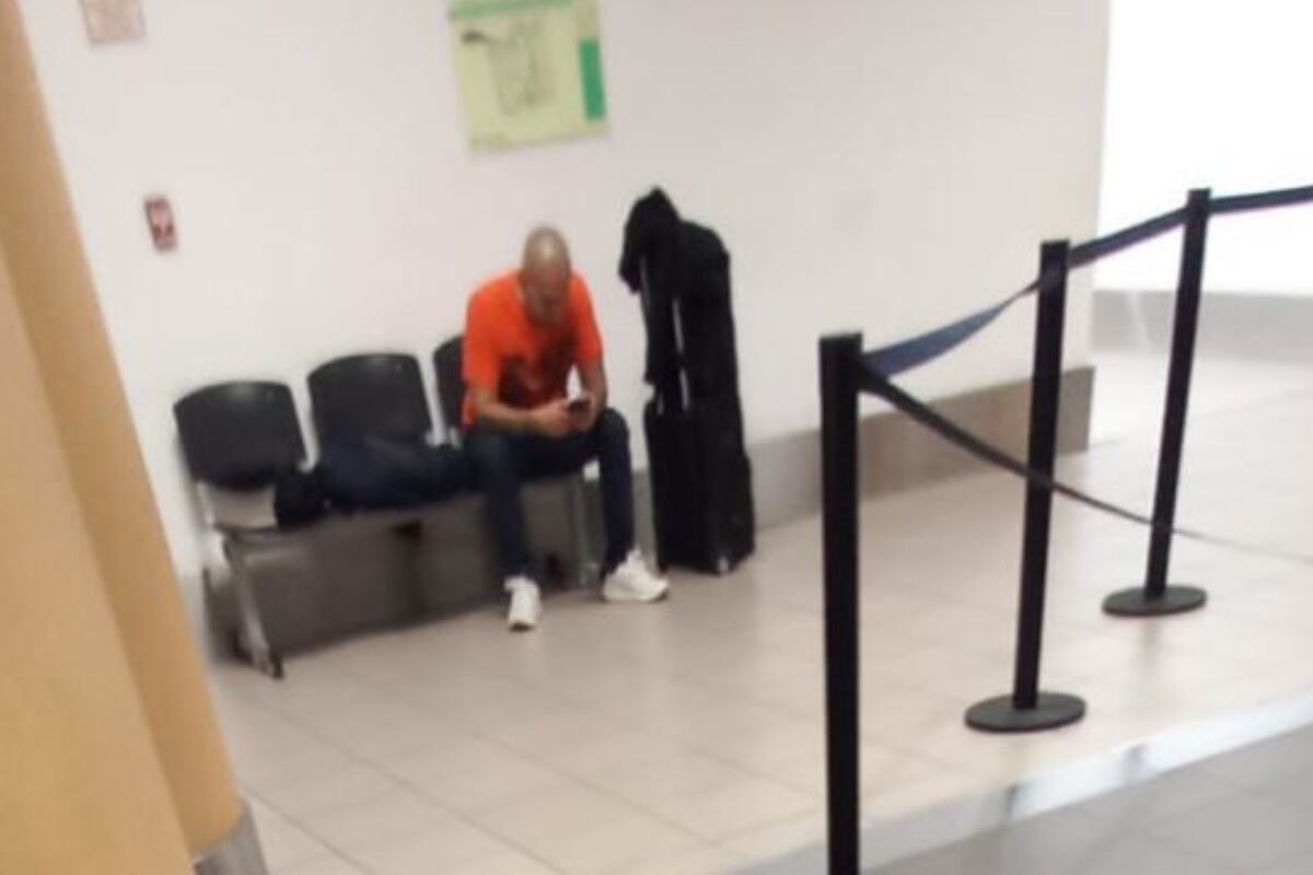 Iván Siucho captado en el Aeropuerto Internacional Jorge Chávez. (Foto: Twitter)