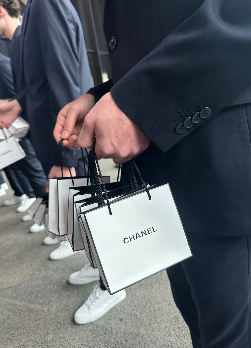 La paleta de colores de la colección se inspiró en los cambiantes colores del cielo de Deauville. Desde vibrantes tonos joya como naranja, azul y morado y tonos pastel hasta escalas de grises y marrones y dorados en ‘lamé’ (tejido de hilos brillantes).
(Foto: Jacques Burga)