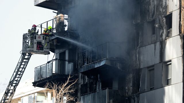 Los bomberos acceden al edificio incendiado en la ciudad española de Valencia