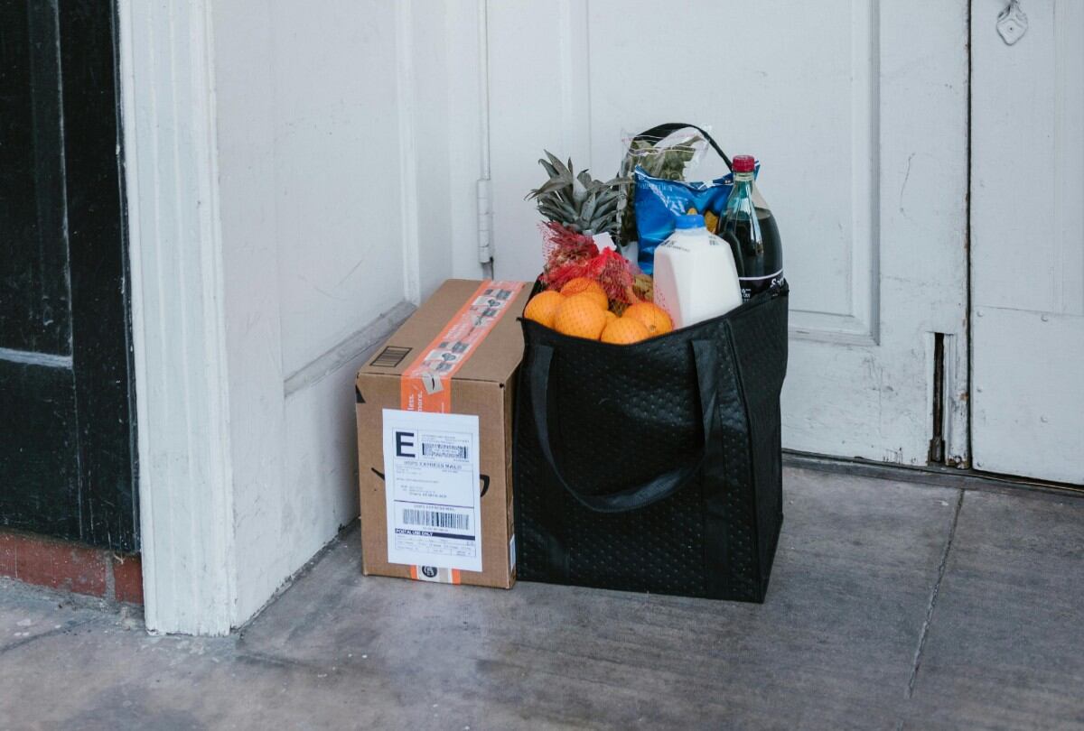 Unos paquetes en la puerta de una casa. (Foto: Pexels)