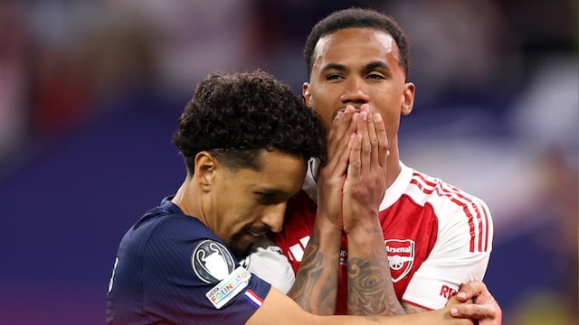 Marquinhos consoló a Gabriel tras fallar el penal en la final de la Champions League