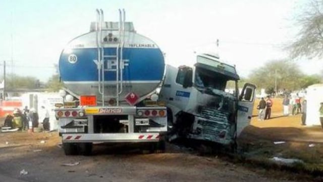 Argentina: Once muertos tras choque frontal de camión y combi