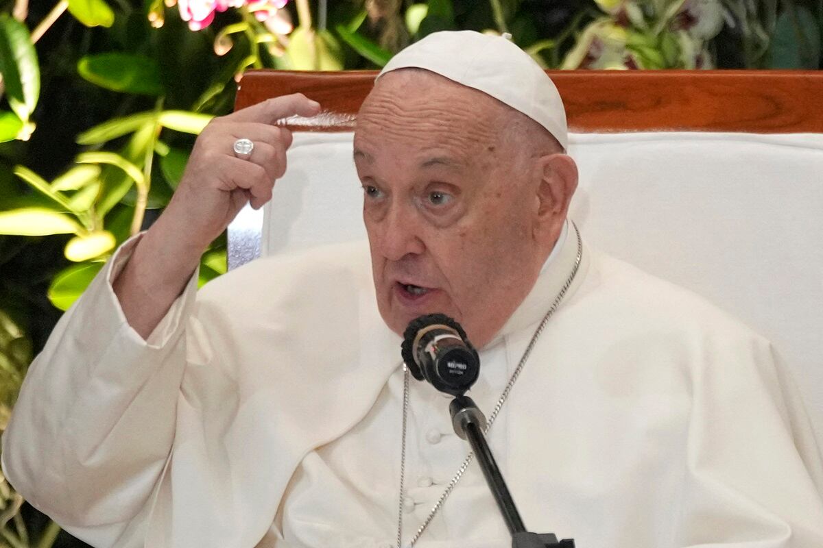 El papa Francisco habla en el Centro Juvenil Grha Pemuda, en Yakarta, el 4 de septiembre de 2024. (Foto de Tatan SYUFLANA / POOL / AFP)