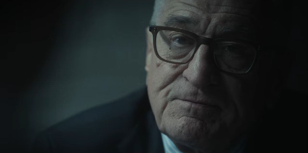 En "Día cero", Robert De Niroes George Mullen. Aquí escuchando a la actual presidenta de EE.UU. (Foto: Grand Electric / Netflix / Panoramic Media Co / Prologue Entertainment)