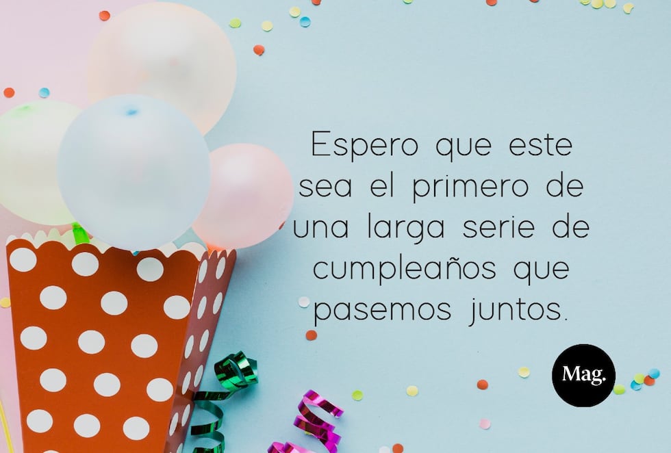Espero que este sea el primero de una larga serie de cumpleaños que pasemos juntos. Con las frases de cumpleaños para alguien especial, puedes convertir un simple saludo en un mensaje lleno de amor y significado. | Crédito: Composición Mag / Freepik