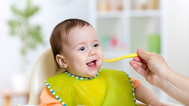 El alimento que las abuelas evitaban dar pero es nutritivo y seguro para los bebés desde los seis meses