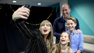 La foto viral de Taylor Swift con el príncipe Guillermo en Wembley